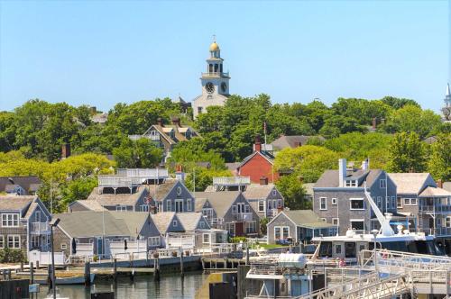Airy Nantucket Escape in Historic Downtown! - image 10