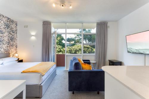Guestroom, Comfy Balcony Studio near Parks, Shopping & Dining near Cremorne Point to Mosman Bay Walk