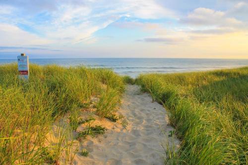 Airy Nantucket Escape in Historic Downtown! - main image