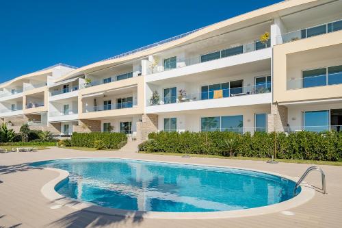 Luxury 2 Bed Apartment, Porto De Mos, 550m from Beach