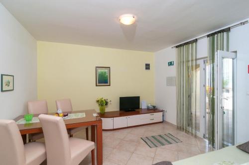 Apartments Lovorka - image 3