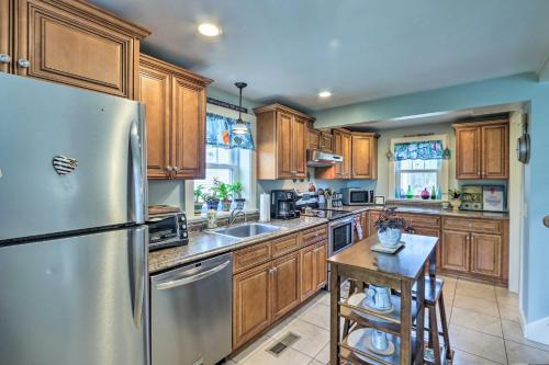 Remodeled Farmhouse in Waterford Near 2 Beaches! in Waterford, USA