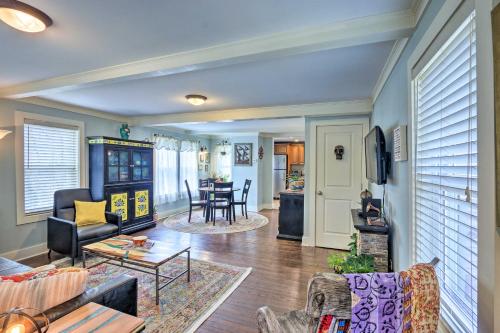 Remodeled Farmhouse in Waterford Near 2 Beaches! in Waterford, USA