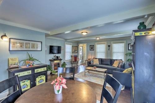 Remodeled Farmhouse in Waterford Near 2 Beaches! in Waterford, USA
