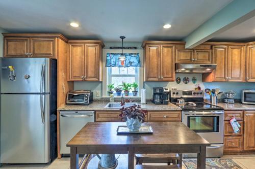 Remodeled Farmhouse in Waterford Near 2 Beaches! in Waterford, USA