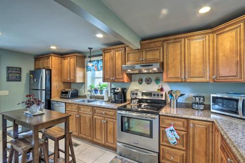 Remodeled Farmhouse in Waterford Near 2 Beaches! in Waterford, USA