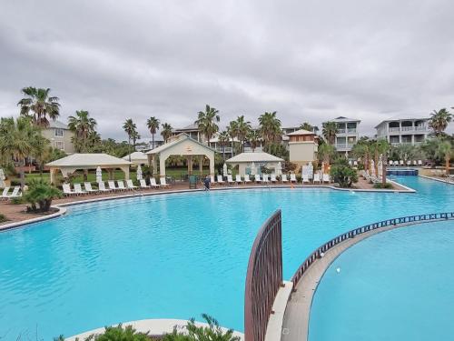 Upscale Luxury Home- Huge Community Pool- Free 6 Seat Golf Cart! Mins to Beach! - image 2
