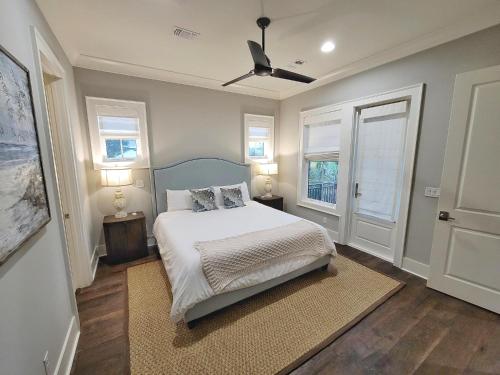 Upscale Luxury Home- Huge Community Pool- Free 6 Seat Golf Cart! Mins to Beach! - image 8
