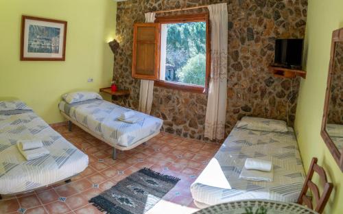 1 double bed, 1 twin bed