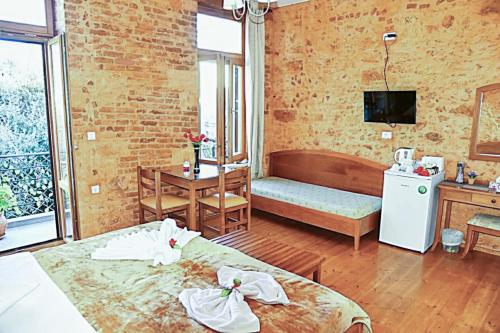 Double Room with Balcony image 9