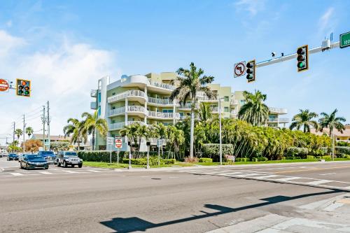 Crystal Palms 307