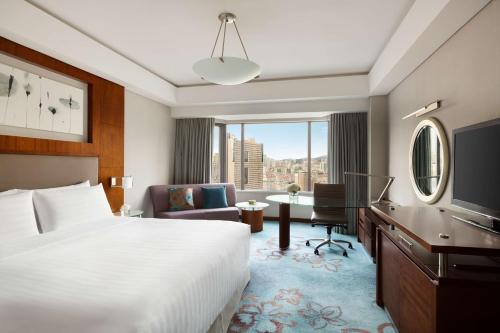 Deluxe King Room - City Wing room in Shangri-La Hotel Qingdao