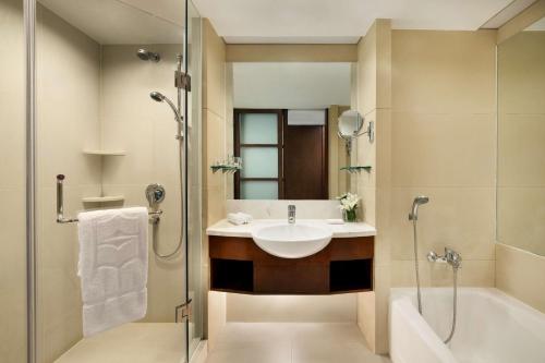 Deluxe King Room - City Wing image 3