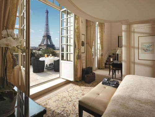 The Shangri-la is the best hotel with eiffel tower view - you are granted the best eiffel tower view from hotel room and is actually the finest luxury hotel in Paris near eiffel tower