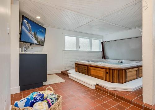 Treehouse at Little Cottonwood in Salt Lake with Indoor Hot Tub - image 14