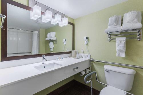 Coastal Hotel & Suites Virginia Beach - Oceanfront - image 12