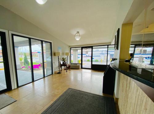 Lobby, Travelodge by Wyndham Laurel/Ft. Meade/Near NSA in Russett (MD)