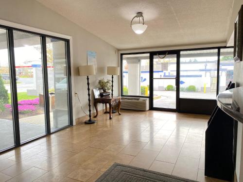 Lobby, Travelodge by Wyndham Laurel/Ft. Meade/Near NSA in Russett (MD)