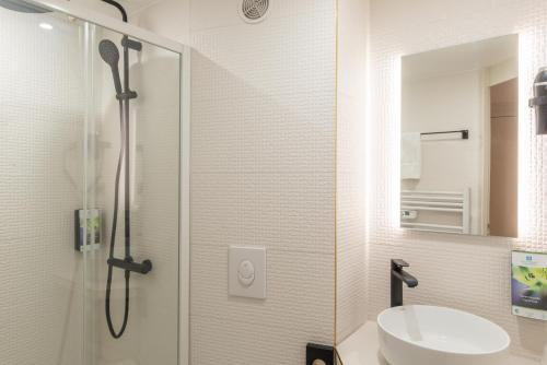 The Originals Boutique, Hotel Porte de Dieppe - 샤워실