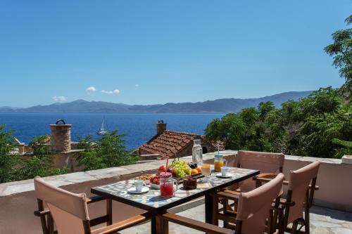 Myrsini's Castle House - Comfortable Residence with Large Balcony & Sea View