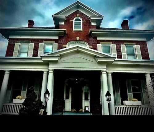Historic 1912 Hoover House Bed and Breakfast in Waynesboro, USA