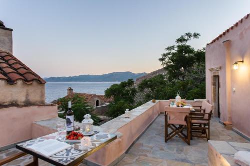 Myrsini's Castle House - Comfortable Residence with Large Balcony & Sea View