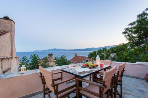 Myrsini's Castle House - Comfortable Residence with Large Balcony & Sea View