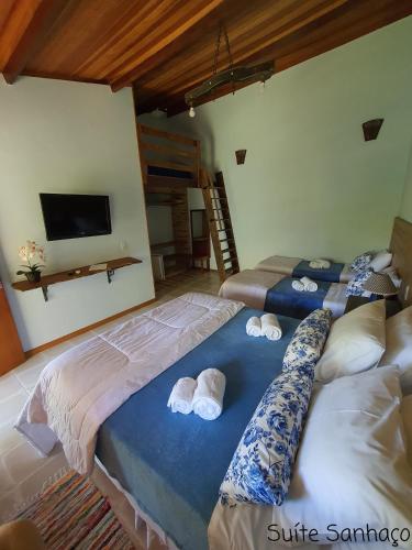 1 queen bed, 3 twin beds