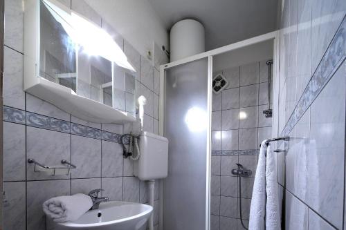 Bilik Mandi, La Familia Apartments in Makarska