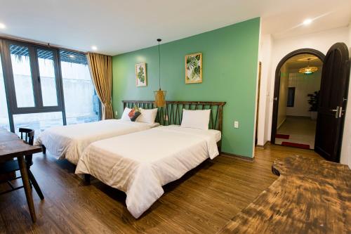 Triple Room with Balcony image 10
