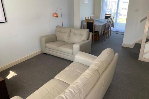 'The Rockingham' 4 double beds, Netflix TVs, WIFI, parking gîte à louer Corby