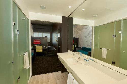 Ванная комната, HOTEL SKY Cape Town in Кейптаун