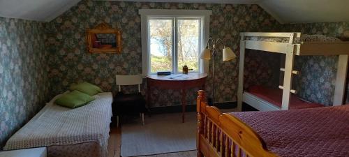 1 king bed, 1 twin bed, 1 bunk bed