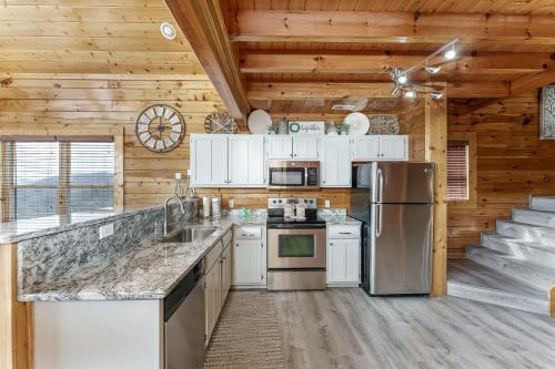 High Expectations - Mountain View Game Room Hot Tub - image 6