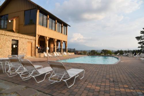 High Expectations - Mountain View Game Room Hot Tub - image 3