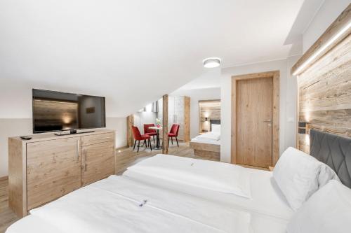 1 queen bed, 1 twin bed