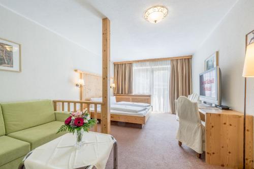 1 queen bed, 1 sofa bed