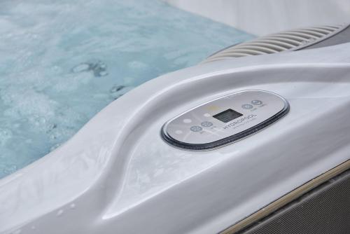 bubbelbad, Luxury Cotswolds Cottage optional Hot Tub, Castle Combe in Castle Combe