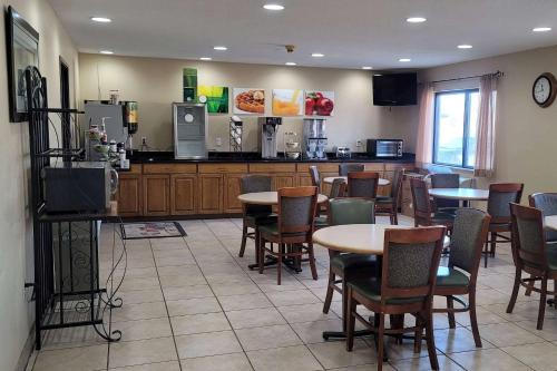 Food and beverages, Travelodge by Wyndham Fargo West Acres in Fargo (ND)