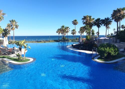 สระว่ายน้ำ, Luxurious Two Bedroom Apartment in Mar Azul, Estepona in โลส กรานาโดส เดล มาร์