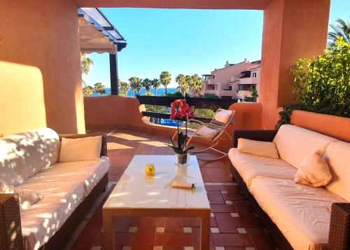 ระเบียง/ชานเรือน, Luxurious Two Bedroom Apartment in Mar Azul, Estepona in โลส กรานาโดส เดล มาร์