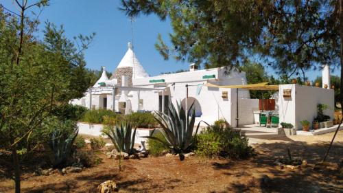 Summer in the trullo 4 post bed holiday home in Villa Castelli