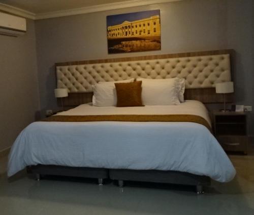Family Room image 5