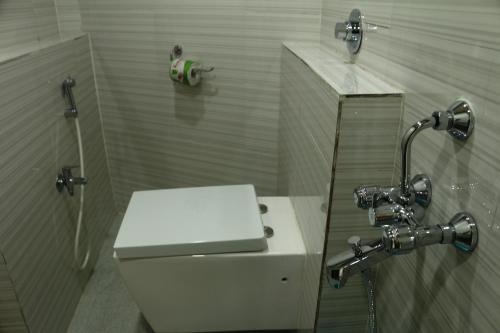 Bathroom, Hotel Himalaya in Agartala