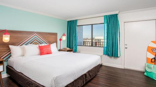 Guestroom, Beachside Hotel and Suites                                                                   near Ron Jon Surf Shop