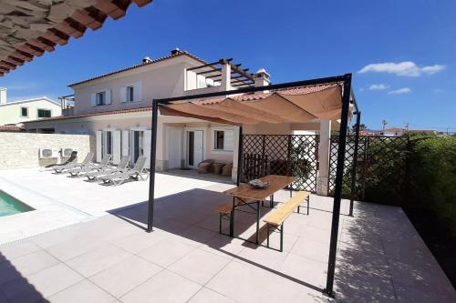 Spacious house in Aldeia dos Pinheiros with pool