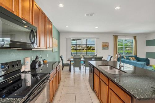 Family Resort - 6BR Mansion - Private Pool Games More! - image 11