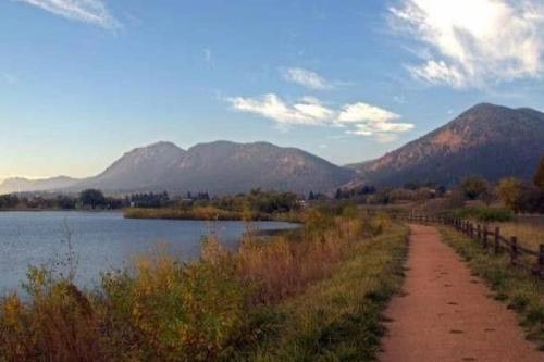 Mtn & Lake Retreat! Hiking, Biking & Dining in Palmer Lake, USA