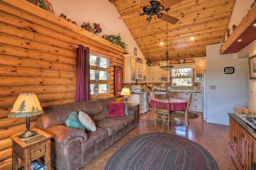 5-Star Log Cabin, Quaint & Cozy, near Grand Canyon - Williams