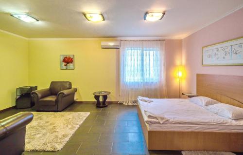 Green Hotel - image 4